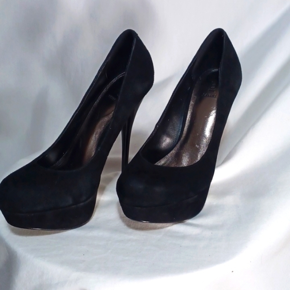 BAKERS HEELS 6IN. SIZE 7 IN A BEAUTIFUL BLACK SUADE LEATHER